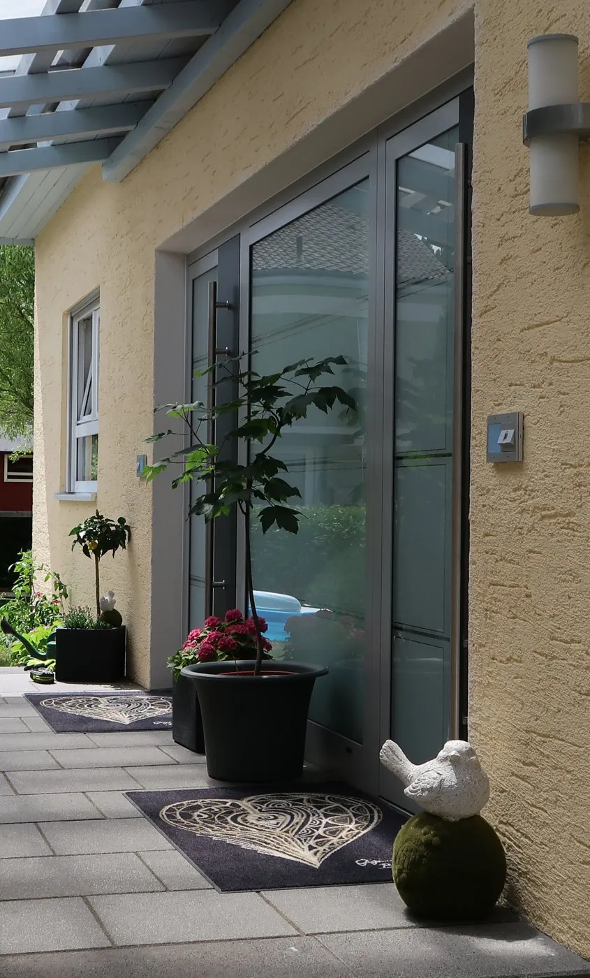 Eingang zur Praxis unter der Pergola